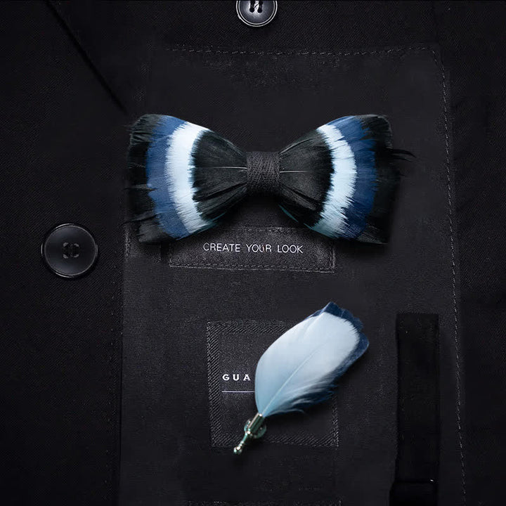 Papillon con piume nere e blu sfumate con spilla da bavero