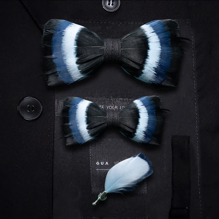 Papillon con piume nere e blu sfumate con spilla da bavero