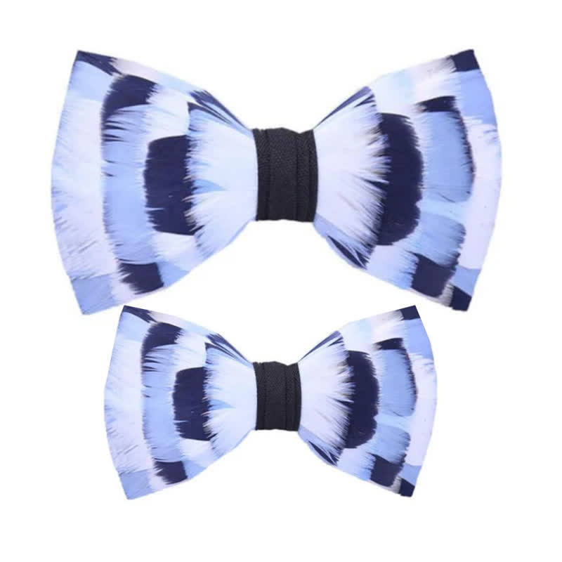 Papillon a scacchi blu e bianco con piume e spilla da bavero