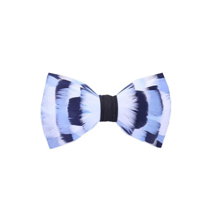 Papillon a scacchi blu e bianco con piume e spilla da bavero