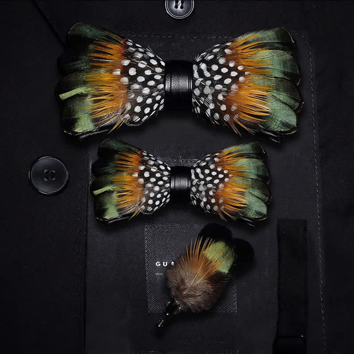 Papillon vintage con piume verde foresta e arancione con spilla da bavero