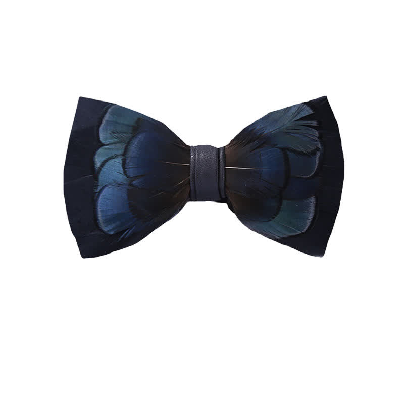 Papillon con piume misteriose blu notte con spilla da bavero