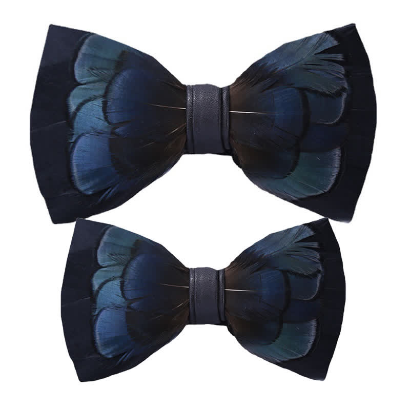 Papillon con piume misteriose blu notte con spilla da bavero