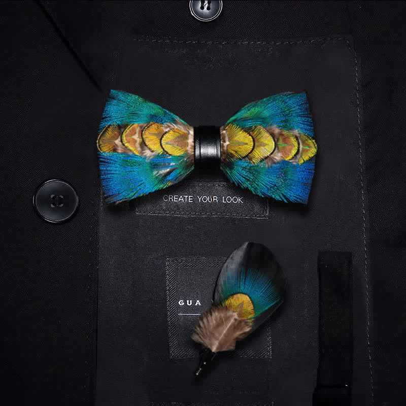 Papillon con piume blu e verde-giallo con spilla da bavero