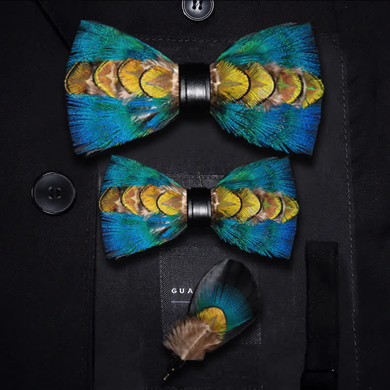Papillon con piume blu e verde-giallo con spilla da bavero