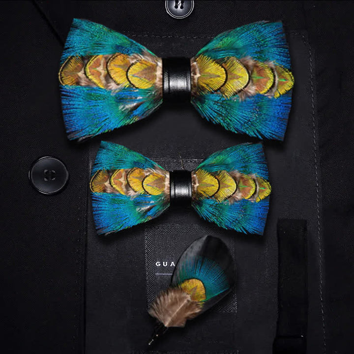 Papillon con piume blu e verde-giallo con spilla da bavero
