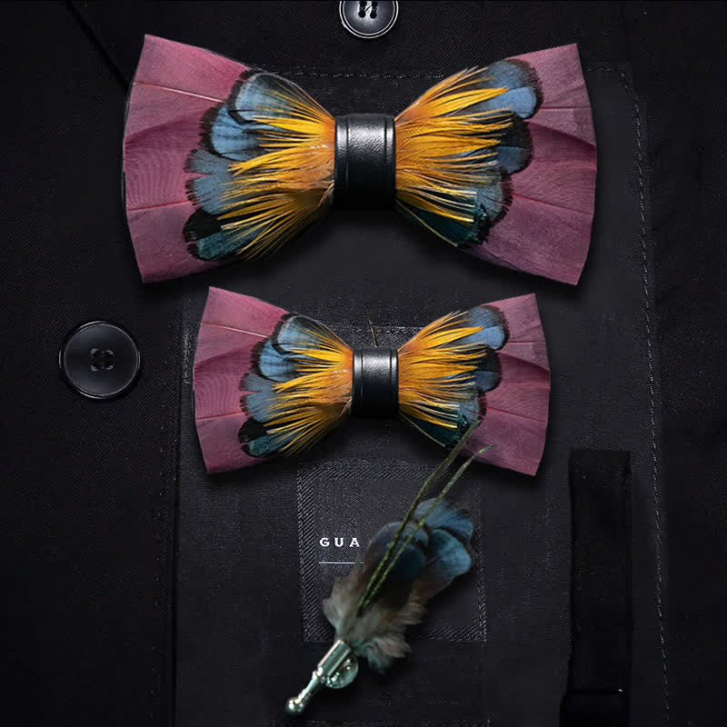 Papillon simmetrico con piume rosa e arancioni con spilla da bavero