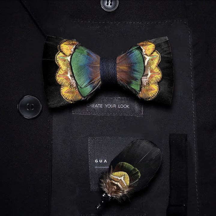 Papillon con piume nere e giallo-verdi con spilla da bavero