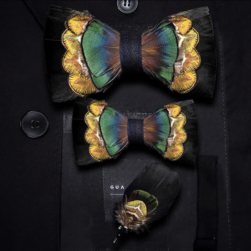 Papillon con piume nere e giallo-verdi con spilla da bavero