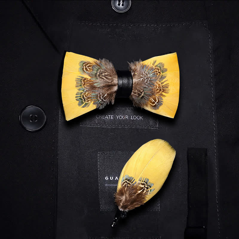 Papillon con piume di fagiano gialle e marroni con spilla da bavero