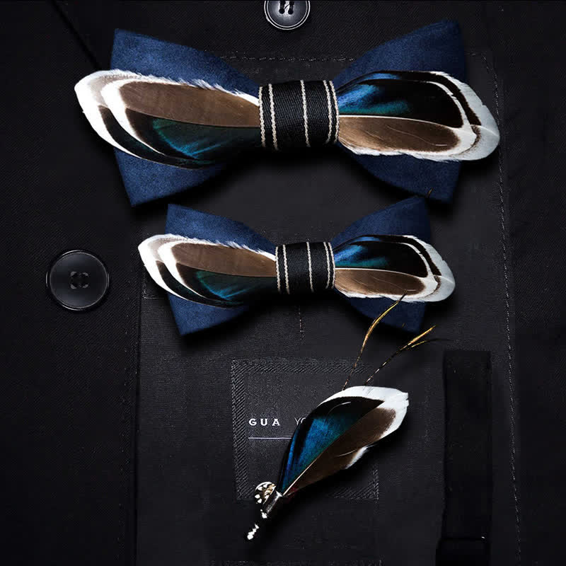 Papillon vintage con piume blu navy e marrone con spilla da bavero