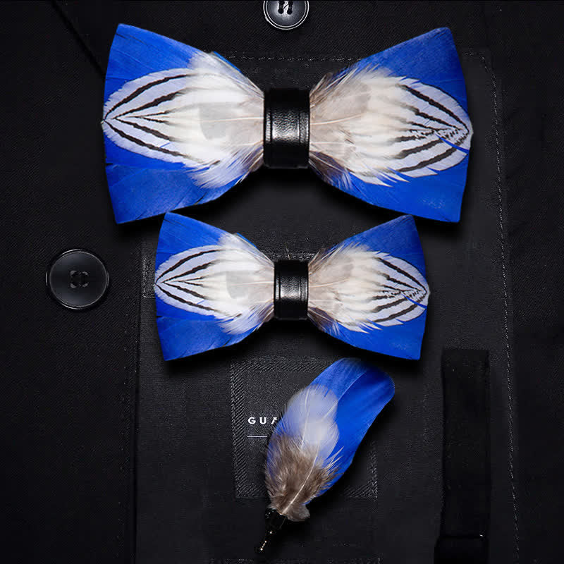 Papillon con piuma Freedom blu e bianco con spilla da bavero