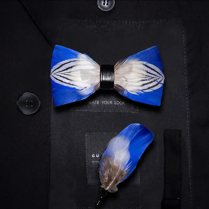 Papillon con piuma Freedom blu e bianco con spilla da bavero