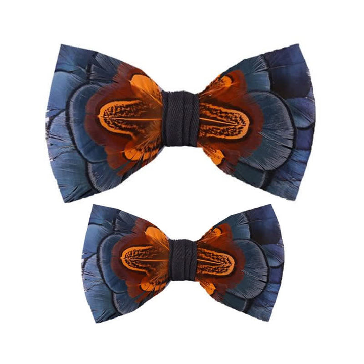 Papillon con piume blu navy e ruggine con spilla da bavero
