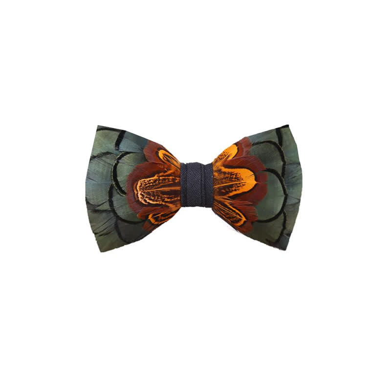 Cravatta a farfalla con piume DarkSeaGreen e Rust con spilla da bavero