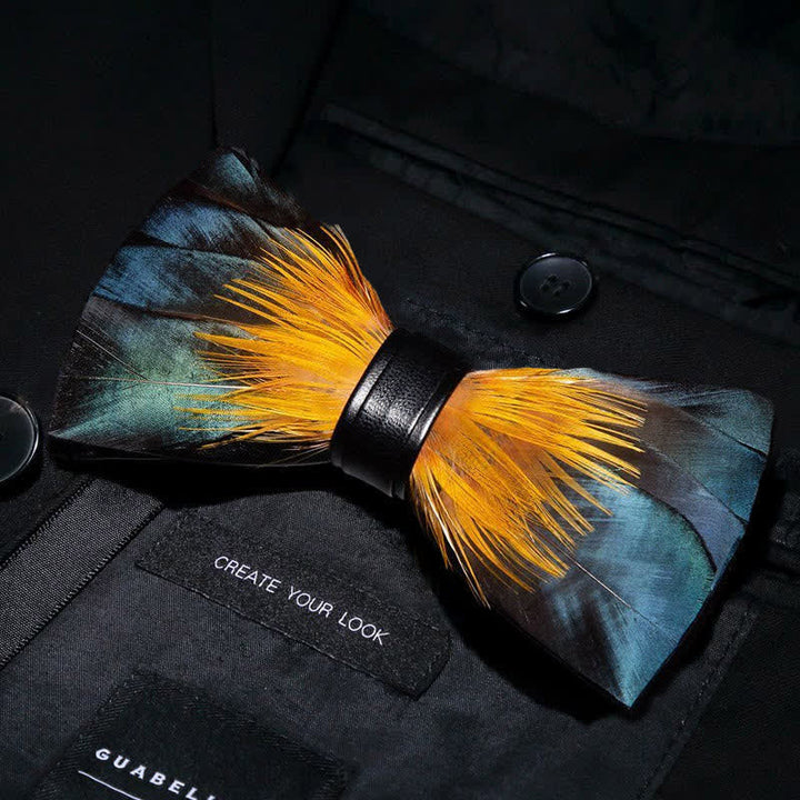 Papillon con piume di martin pescatore verde foresta e giallo con spilla da bavero