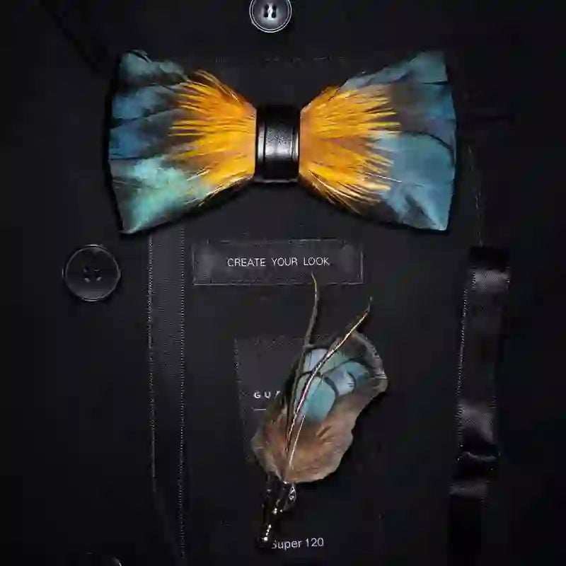 Papillon con piume di martin pescatore verde foresta e giallo con spilla da bavero