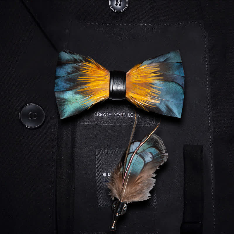 Papillon con piume di martin pescatore verde foresta e giallo con spilla da bavero