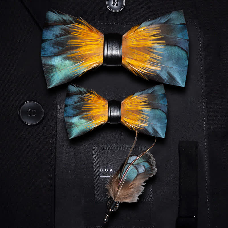 Papillon con piume di martin pescatore verde foresta e giallo con spilla da bavero