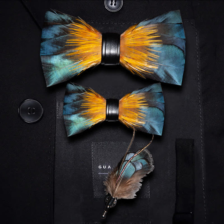 Papillon con piume di martin pescatore verde foresta e giallo con spilla da bavero
