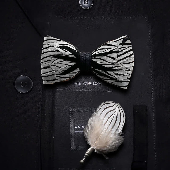 Papillon con piume a strisce zebrate in bianco e nero con spilla da bavero - Ragazzo - image 4