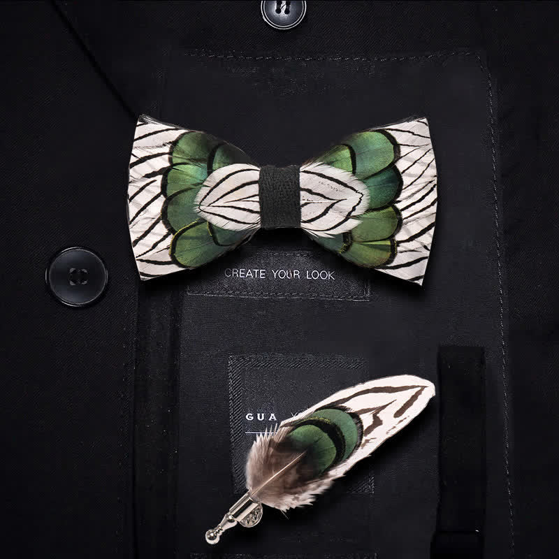 Papillon con piume di foresta verde e bianco con spilla da bavero