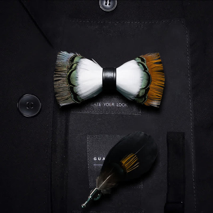 Papillon con piume di fringuello bianco e multicolore con spilla da bavero