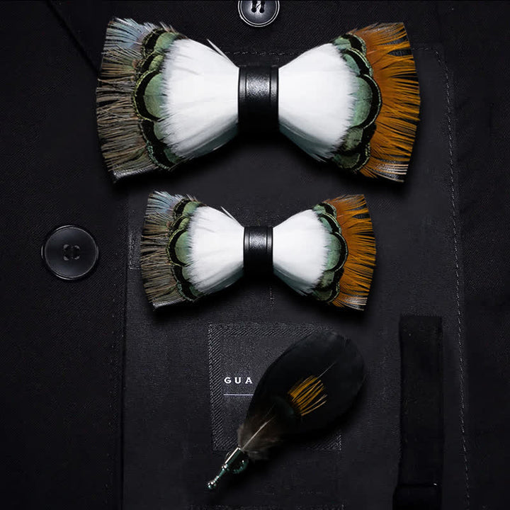 Papillon con piume di fringuello bianco e multicolore con spilla da bavero