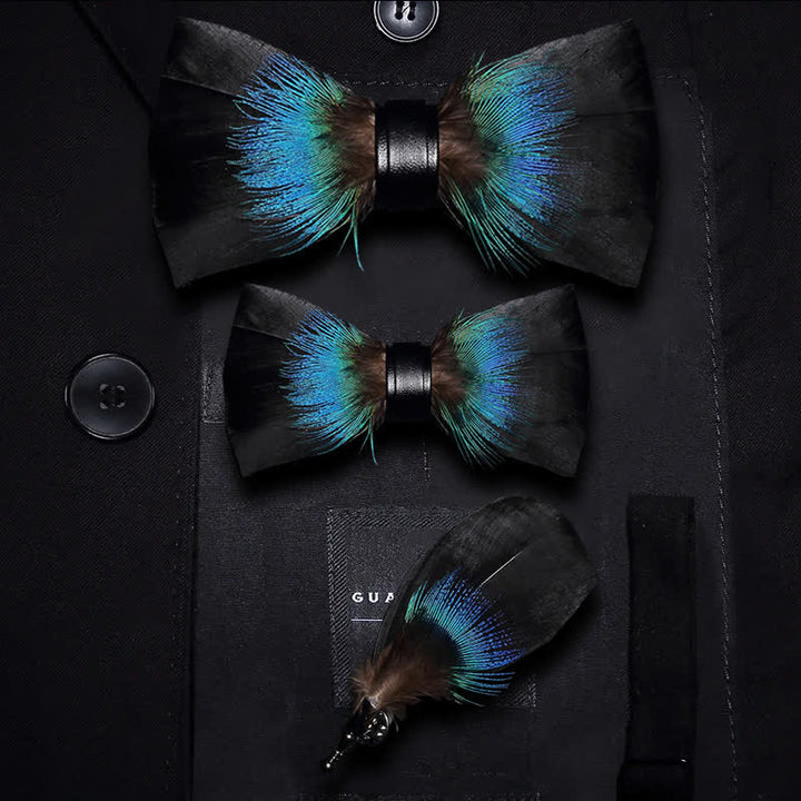 Papillon versatile in piuma nero e blu con spilla da bavero