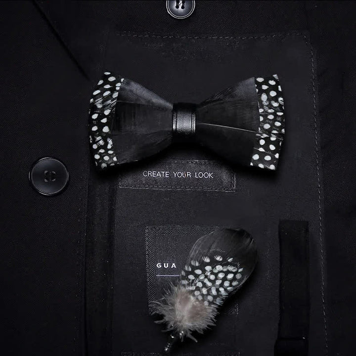 Papillon nero a pois con piume e spilla da bavero