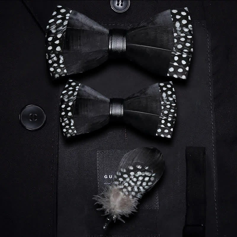 Papillon nero a pois con piume e spilla da bavero