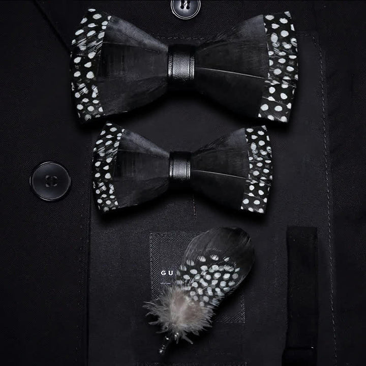 Papillon nero a pois con piume e spilla da bavero