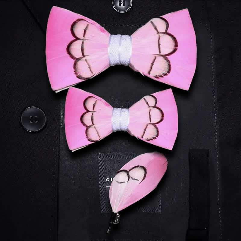 Papillon con piume rosa intenso e spilla da bavero
