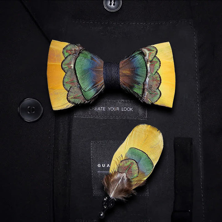Papillon con piume di pavone giallo brillante e verde con spilla da bavero