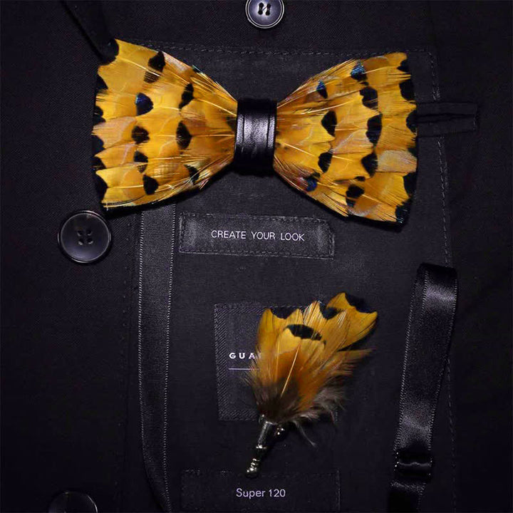 Papillon con piume di coda di fringuello gialle e dorate con spilla