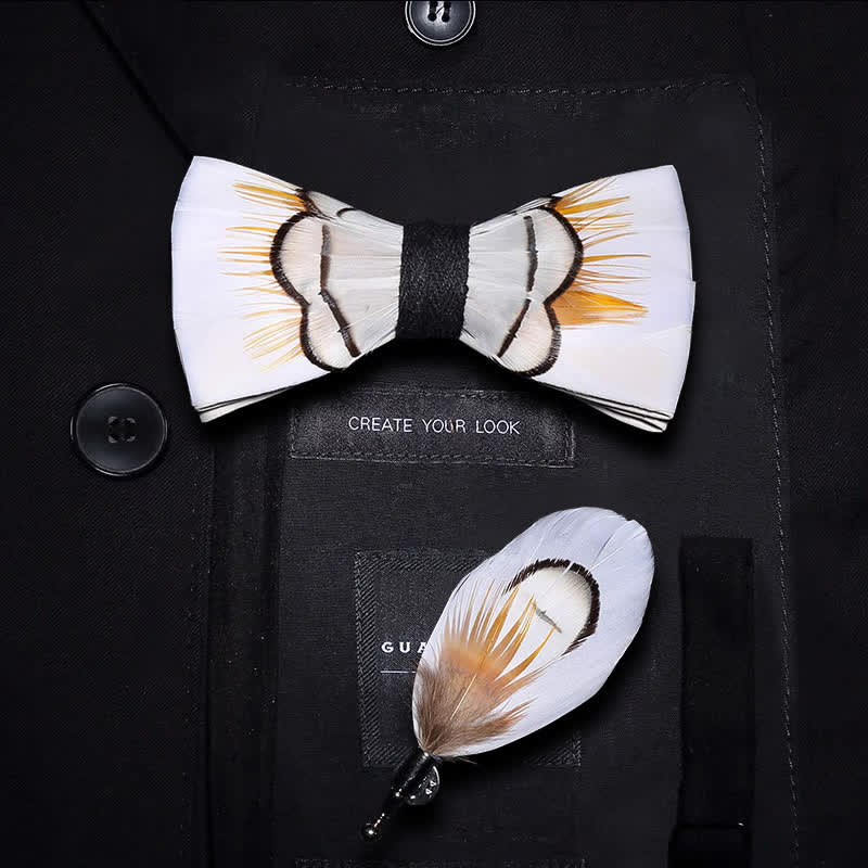 Papillon beige elegante con piume e spilla da bavero
