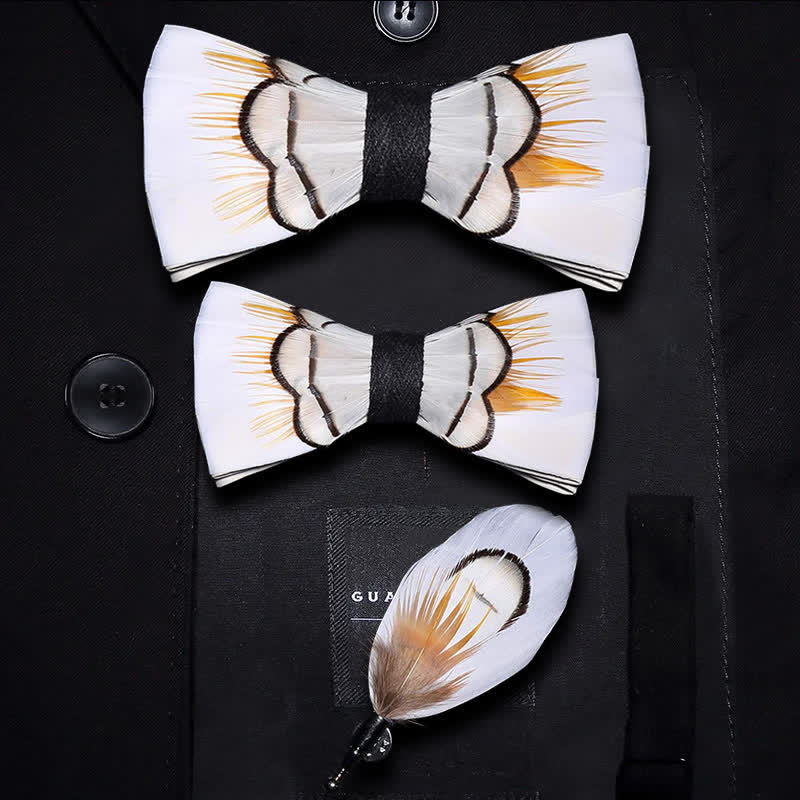 Papillon beige elegante con piume e spilla da bavero