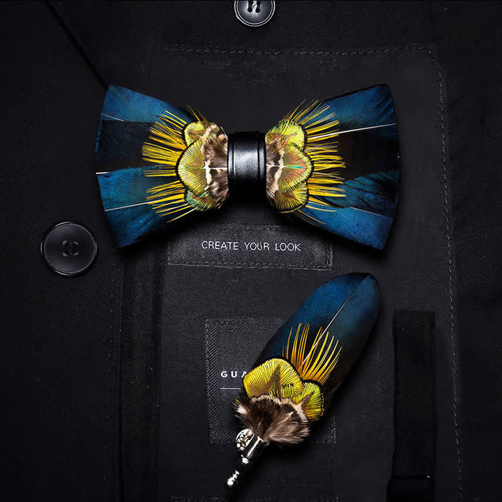 Papillon con piume di pavone blu e gialle con spilla da bavero