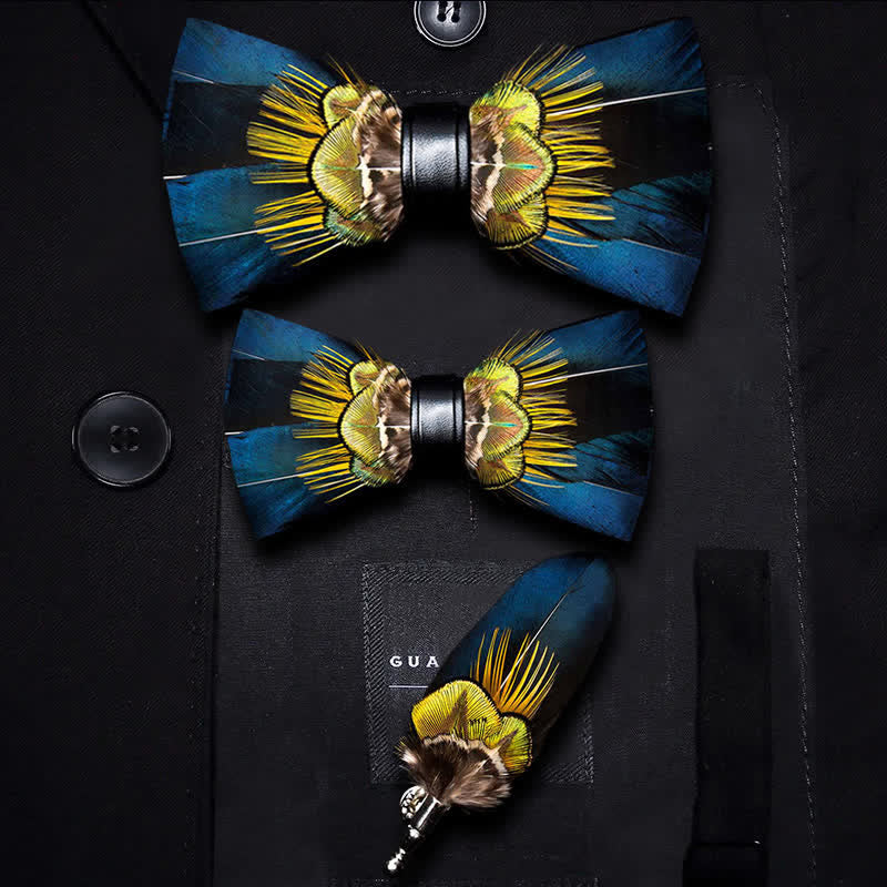 Papillon con piume di pavone blu e gialle con spilla da bavero