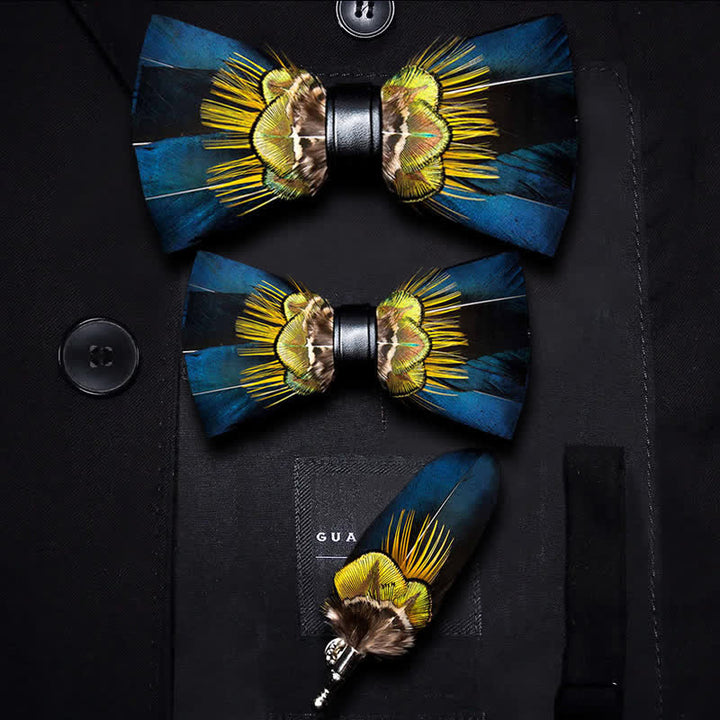Papillon con piume di pavone blu e gialle con spilla da bavero