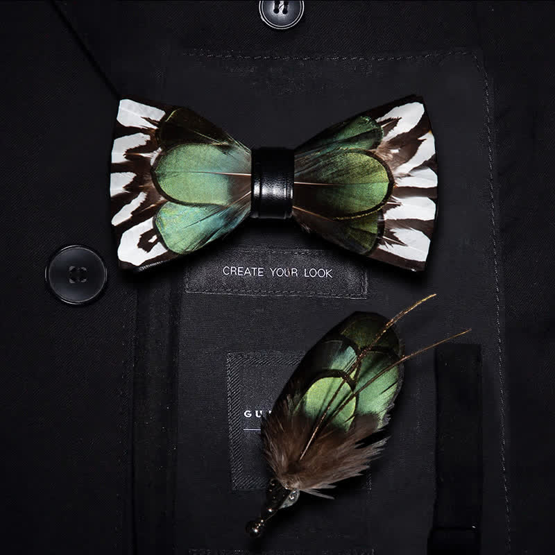 Papillon con piume verde foresta e bianco con spilla da bavero
