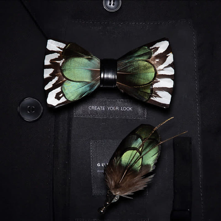 Papillon con piume verde foresta e bianco con spilla da bavero