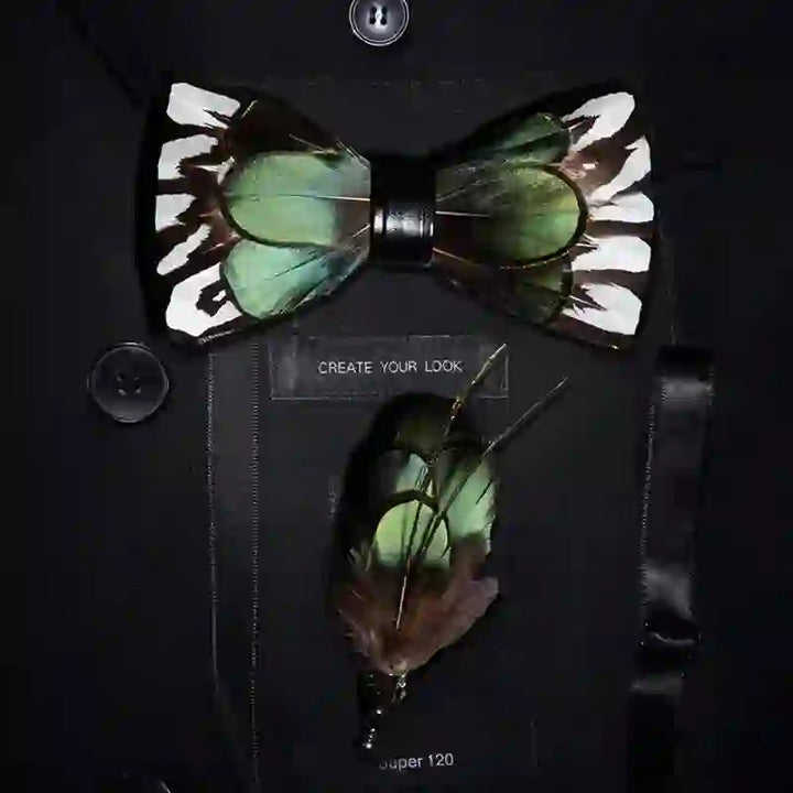 Papillon con piume verde foresta e bianco con spilla da bavero
