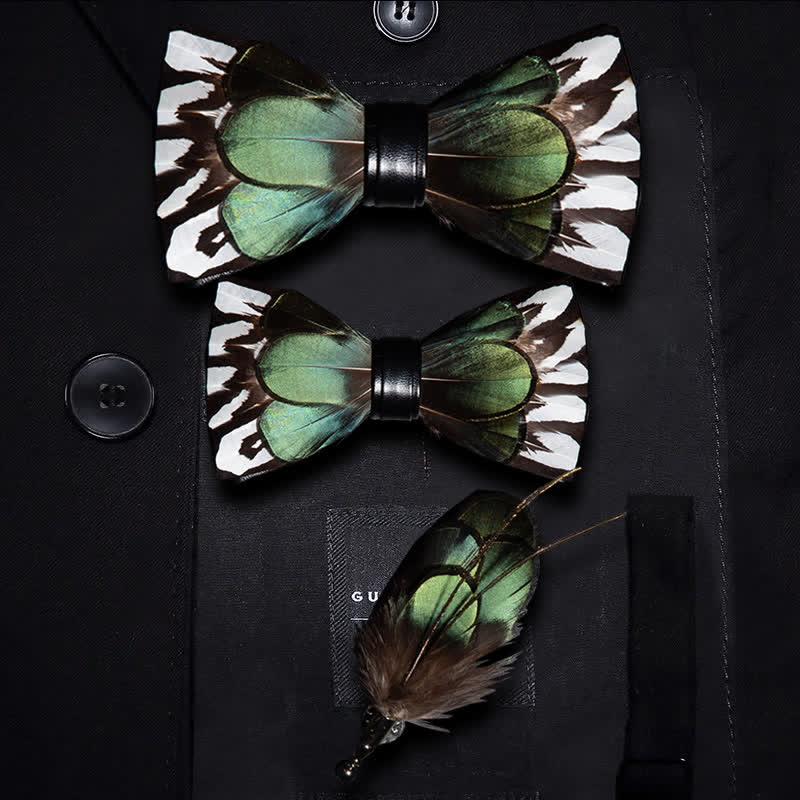 Papillon con piume verde foresta e bianco con spilla da bavero