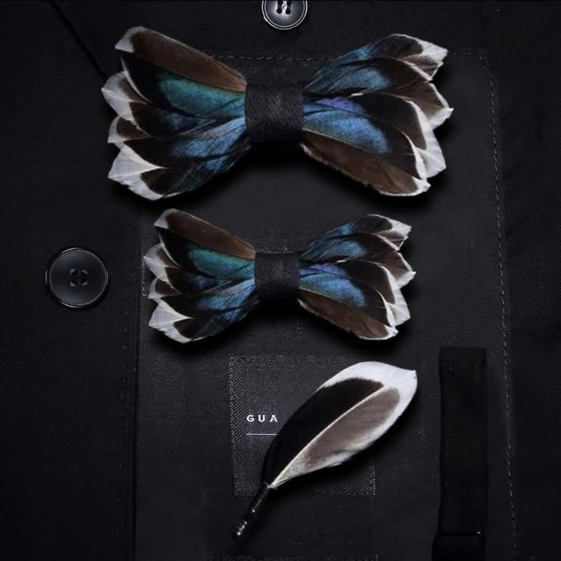 Papillon con piume grazioso blu scuro e marrone con spilla da bavero
