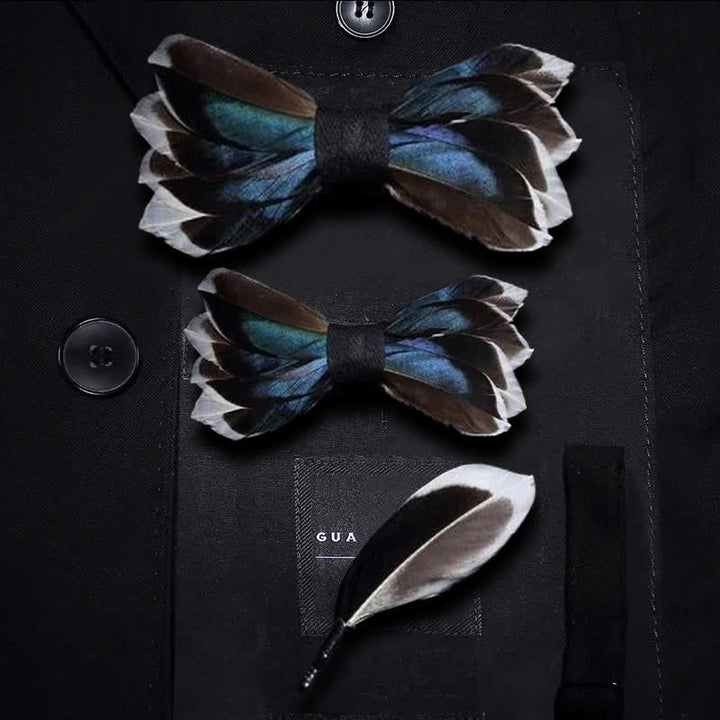 Papillon con piume grazioso blu scuro e marrone con spilla da bavero