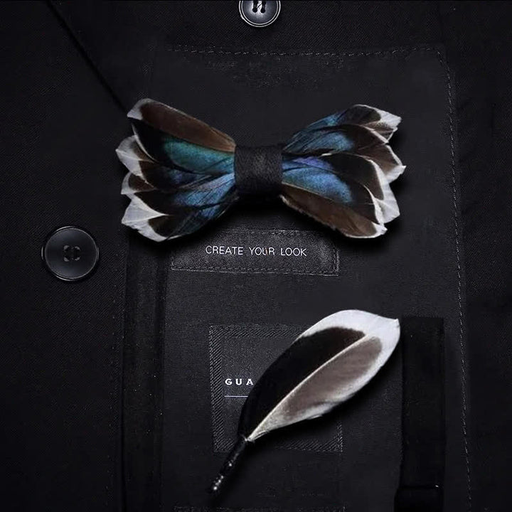 Papillon con piume grazioso blu scuro e marrone con spilla da bavero
