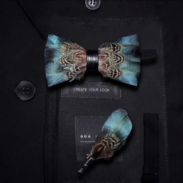 Papillon vintage con piume verde e marrone con spilla da bavero