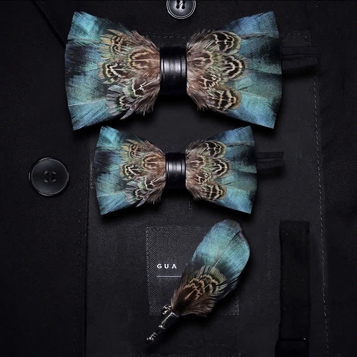 Papillon vintage con piume verde e marrone con spilla da bavero