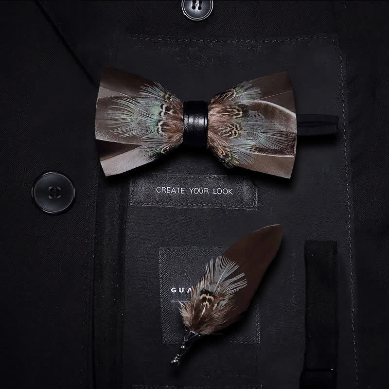 Papillon rustico marrone con piuma e spilla da bavero